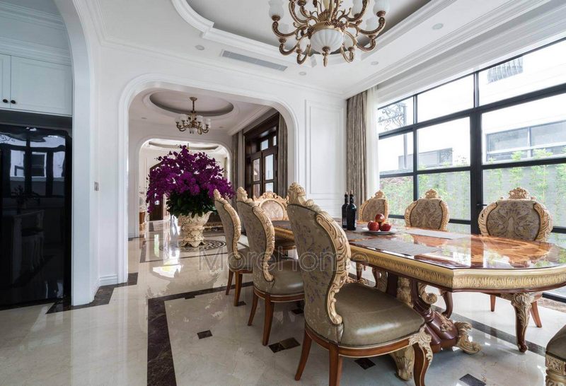 Bàn ăn thiết kế vừa phải gia chủ tránh được cảm giác xa cách trống trải mà vẫn rất gần gũi vơi nhau, bàn tiệc lúc nào cũng tràn ngập sự ấm cúng